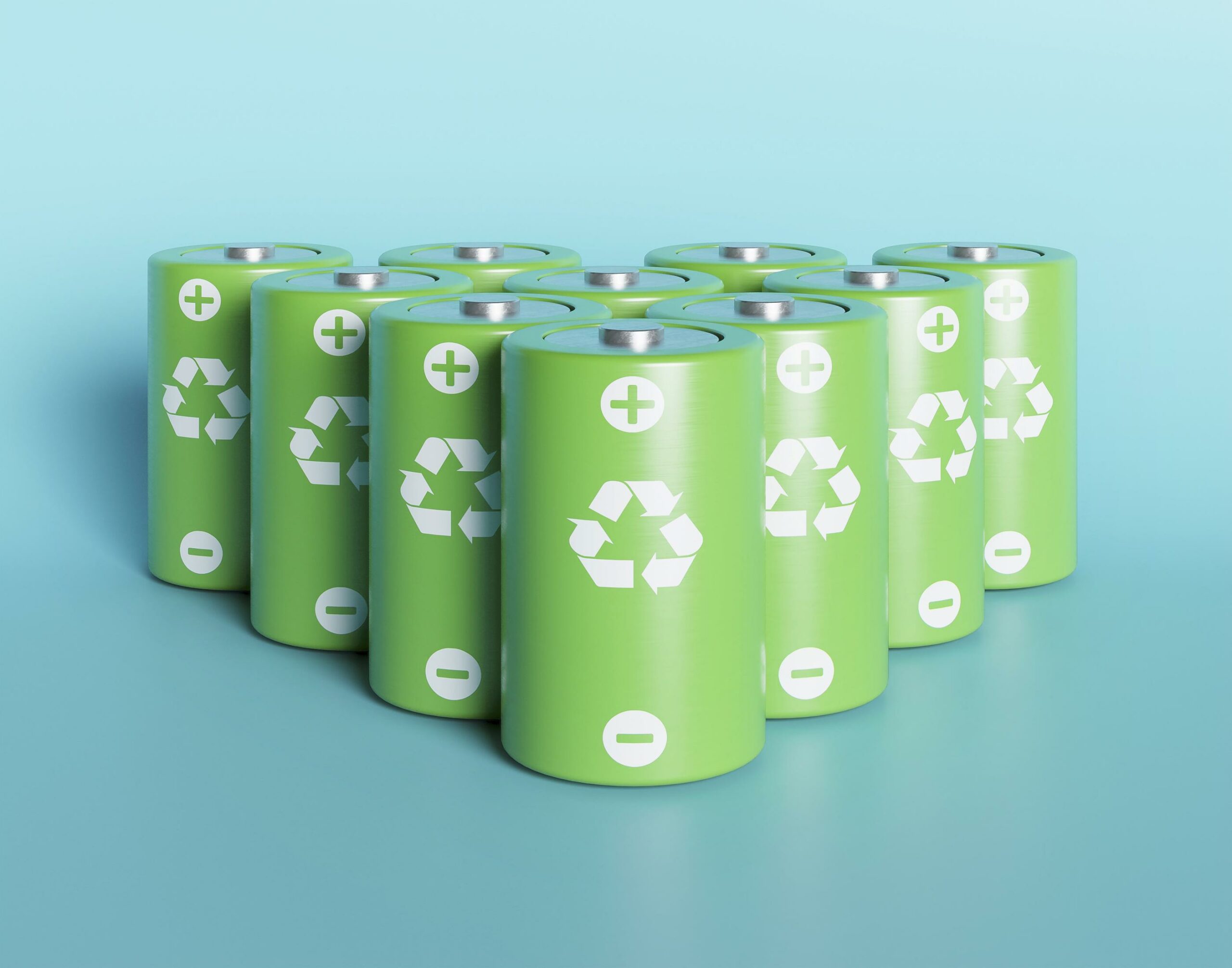 Plusieurs batteries de couleur verte avec le logo du recyclage
