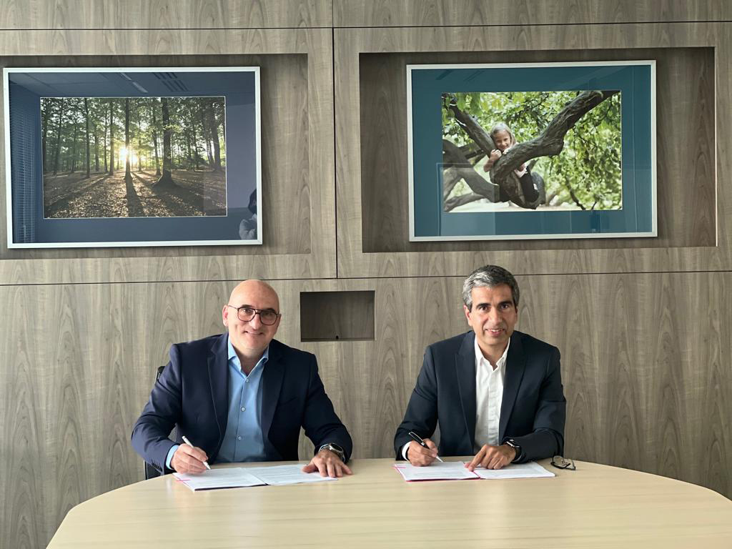 Laurent Sireix, Président d’ista France et Ehsan Emami, Fondateur et Président de Qovoltis signent le contrat Ista powered by Qovoltis.